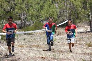 Iniciados masculino a terminar a prova de Estafetas